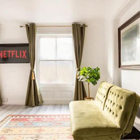 Victorian Style Apartment W/ Four-Poster Bed In Camden Town London Bagian luar foto